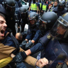 Intervención de la Policía Nacional en la escuela Llull de Barcelona el 1-O.