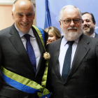 Francisco Purroy, ya condecorado, junto al ministro Miguel Arias Cañete.