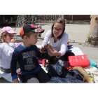 ‘Bocadillada’ de protesta en un colegio del Bierzo. ANA F. BARREDO