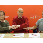 Diez firma un contrato con los consejos de la juventud. DL