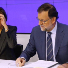 El líder del PP, Mariano Rajoy, y la secretaria general, Dolores de Cospedal, este lunes en la Junta Directiva Nacional del PP.