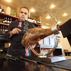 Agustín Risueño Pérez, ganador del Campeonato Nacional de Cortadores de Jamón celebrado en Segovia.