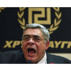El líder de Amanecer Dorado, Nikolaos Mijaloliakos, durante una rueda de prensa, el pasado mayo en Atenas.