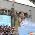 Rajoy saluda a los asistentes al acto de presentación de sus candidatos municipales en Córdoba.
