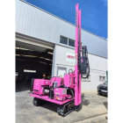 La empresa leonesa Armivan fabrica una llamativa máquina hincadora de color rosa. DL