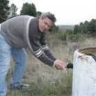 El pedáneo, Belarmino Domínguez, toma agua en sus manos del sondeo que abastece al pueblo