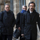 Marco Antonio Tejeiro (izquierda), junto a su hermano Miguel (centro) y su abogado, acuden a declarar a los juzgados de Palma, en febrero del 2012.