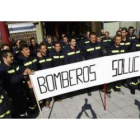 Los bomberos se manifestaron en mayo para exigir una solución al conflicto.