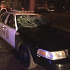 Un coche policial dañado en las protestas en Milwaukee, en Wisconsin.