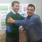 Un apretón de manos sella el acuerdo entre club y técnico.