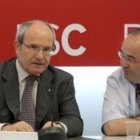 Montilla conversa con el portavoz del partido Miquel Iceta, durante una reunión.