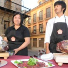 Takako Kimura y Takeshi Okayama, durante el concurso de corte.