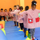 Los alumnos de 5 años por la barra de equilibrio del circuito basado en el método Doman. MARCIANO PÉREZ