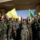Miembros de las milicias sirias celebrando la reconquista de la ciudad de Raqqa.