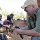 Uno de los miembros del equipo del documental muestra un mosquito de juguete a unos niños africanos.