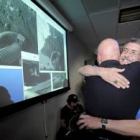 Los controladores de la Nasa se felicitan tras recibir las primeras fotos