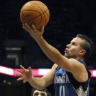 Barea lanza a canasta en el partido que su equipo, los Wolves, ganaron a los Sacramento Kings.