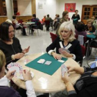 Toñi, en el centro de la imagen, no falta a la cita con sus amigas para jugar una partida de cartas
