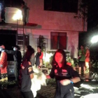 Los bomberos y policías tailandeses recuperan los cadáveres de las niñas fallecidas en el incendio del colegio.