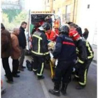 Momento en el que el herido es rescatado por los bomberos