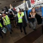 Protesta este viernes de trabajadores de la compañía aérea chilena LATAM que están en huelga y que piden mejoras laborales.