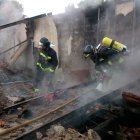 Bomberos de León en el momento de la intervención para sofocar las llamas.
