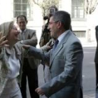 Valcarce saluda efusivamente al nuevo alcalde de la ciudad en presencia del subdelegado del Gobierno