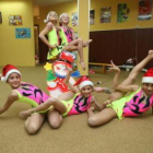 Las gimnastas del Ritmo posan con gorros navideños celebrando sus éxitos