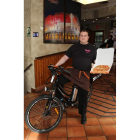 Jorge Giganto con una de sus biccis eléctricas para repartir pizzas.