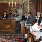 El alcalde Josep Maria Vila, a la izquierda, durante la celebración del pleno.