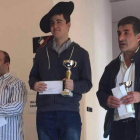 Jaime Santos en lo alto del podio con la txapela de campeón. DL