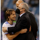 Modric, MVP de la final, abraza a Florentino Pérez. JULIO MUÑOZ