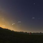 Alineación de los planetas Mercurio, Venus, Saturno, Marte y Jupiter y Venus, de izquierda a derecha, en una simulacion para el cielo de Barcelona a las siete de la manana.
