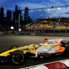 Alonso pilota su coche en una curva durante los entrenamientos