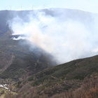 El pueblo ponferradino de Bouzas, al fondo, coronado ayer por varias columnas de humo