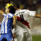 El delantero de la Deportiva, Saizar, pelea un balón aéreo con el central del Rayo Vallecano, Amaya.