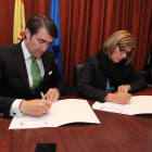 El consejero Juan Carlos Suárez Quiñones y la alcaldesa Maripaz Martínez, ayer en Fabero. L. DE LA MATA