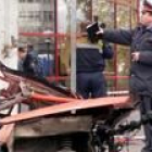 Un policía da instrucciones encima del coche bomba estallado en las cercanías de un MacDonald`s