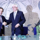 Ángel Villalba y José Ángel Hermida tras firmar el convenio; al lado, la vicerrectora Victoria Seco.