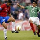 El costarricense Ronald Gómez y el defensa mexicano Ricardo Osorio pelean por un balón