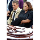 Los padres del fallecido velan el féretro poco antes del entierro de ayer