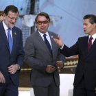 El presidente del gobierno, Mariano Rajoy (i); el presidente de grupo Televisa, Emilio Azcárraga Jean (c) y el presidente de México, Enrique Peña Nieto, participan en el tercer Foro de la Comunicación, en Veracruz.