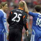 Torres (i) y Mata (d) consuelan a Reina (c) al término de la disputa de la Copa inglesa.