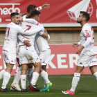 Los jugadores de la Cultural celebran la victoria del equipo leonés sobre el Inter de Madrid en un partido de clara superioridad local. JESÚS F. SALVADORES