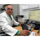 El doctor Jesús Bernardo Vázquez, gestionando ayer la solicitud del visado electrónico de la receta de un paciente.