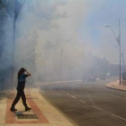 Una agente de la Policía Local de San Andrés trata de alertar por el humo de un incendio.