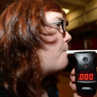 Una chica se somete a un control de alcoholemia.