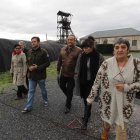 Cestino Rodríguez, Courel, Helena Castellano y María Luisa González, ayer en el pozo Julia .