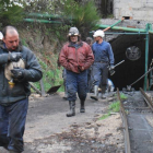 Mineros saliendo del tajo en el pozo Casares