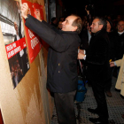 José Antonio Alonso y Nicanor Sen, en la pegada de carteles.